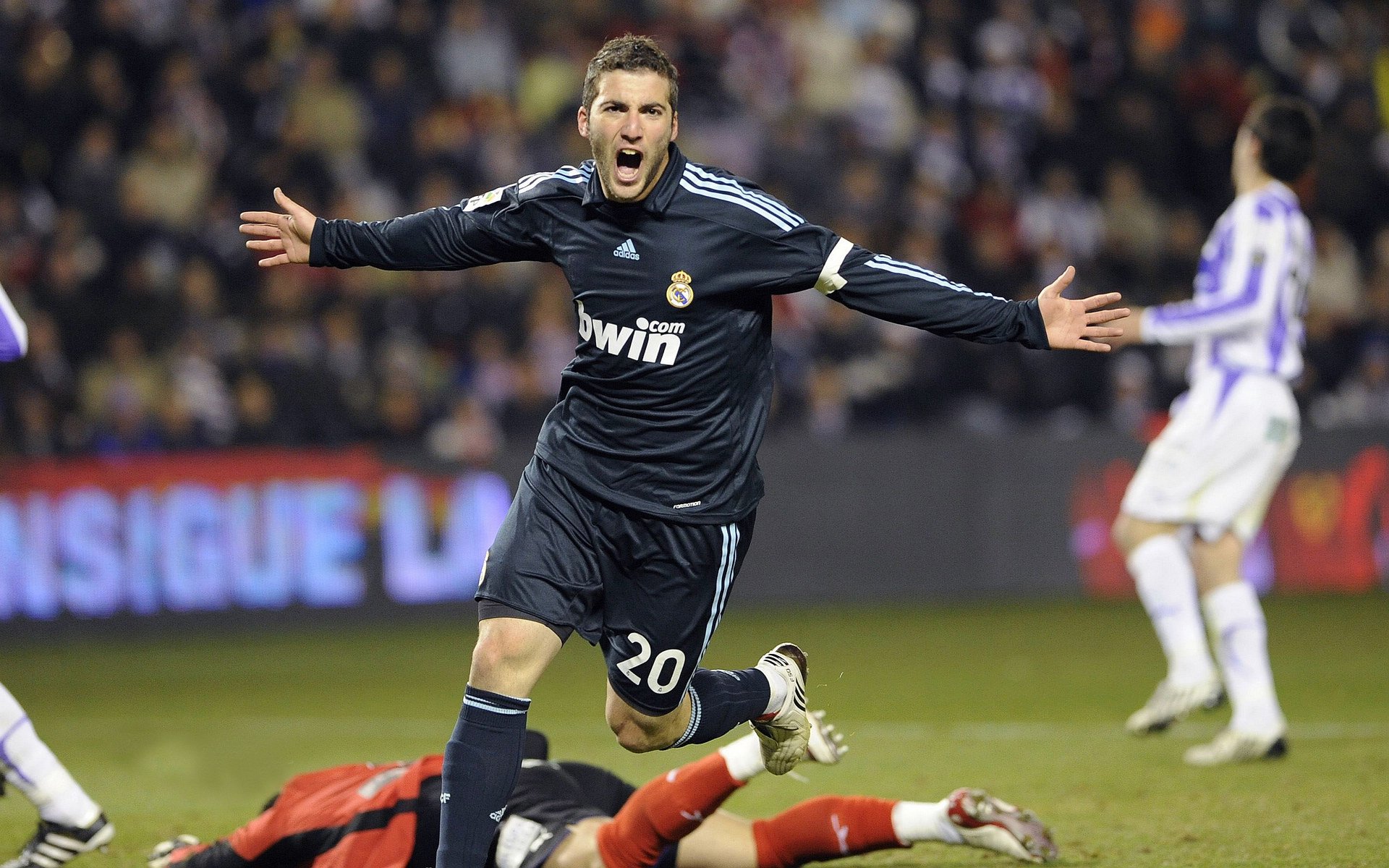 中国山地马拉松系列赛张家界站 悬崖栈道与林中土路交织成“天梯赛道”